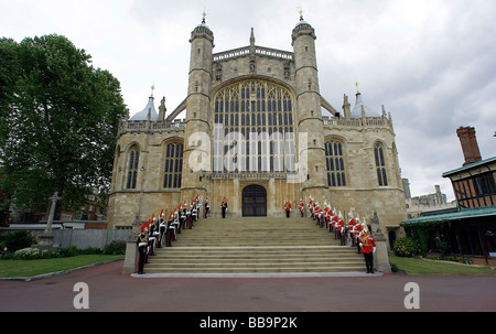 Das Strumpfband-Zeremonie im Windsor Castle neu restauriert Facia West Tür von St. Georges Chapel Stockfoto