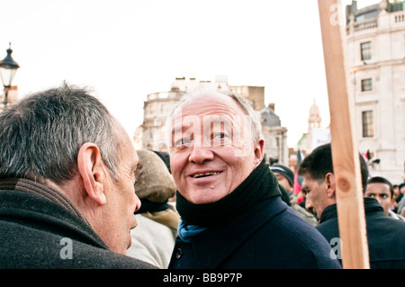 Ehemaliger Bürgermeister von London, Ken Livingstone ist seine Unterstützung für Demonstranten am Trafalgar Square geben Stockfoto