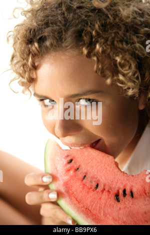 Porträt der jungen Frau, die Wassermelone essen Stockfoto