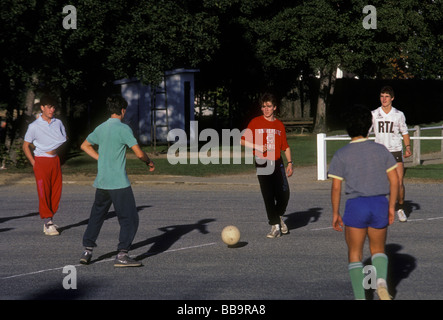 Französische baskische Studenten, Studenten spielen Fußball, jungen im Teenageralter, Fußballspieler, Fußball spielen, Sportunterricht, Französisches Baskenland, Hasparren, Frankreich Stockfoto