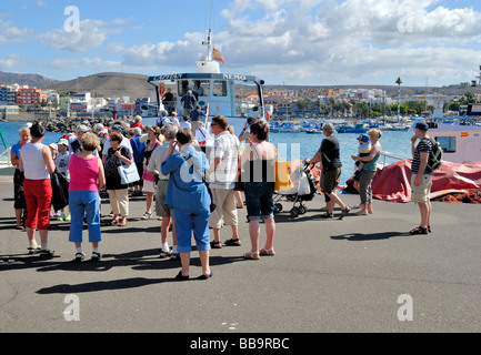 Eine Reisegruppe angekommen, der Hafen Arguineguin bis zum Dienstag Markt in Arguineguin Dorf gehen. Gran Canaria, Spanien. Stockfoto