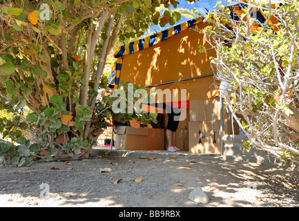 Der Dienstag-Markt in Arguineguin Dorf. Hinter dem Zelt Anbieter anzeigen Gran Canaria, Kanarische Inseln, Spanien, Europa. Stockfoto