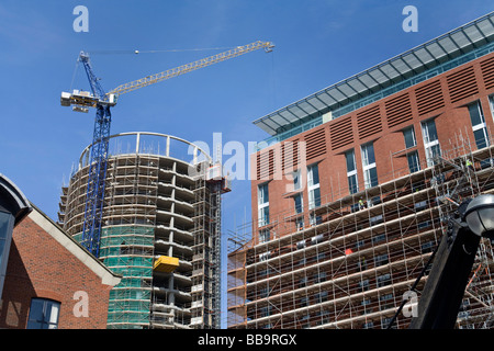 Neues Gebäude im Bau im Kornhaus Wharf, neben dem Kanal Leeds & Liverpool, Leeds, Stockfoto