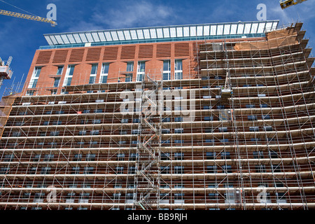 Neues Gebäude im Bau im Kornhaus Wharf, neben dem Kanal Leeds & Liverpool, Leeds, Stockfoto