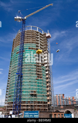 Neues Gebäude im Bau im Kornhaus Wharf, neben dem Kanal Leeds & Liverpool, Leeds, Stockfoto