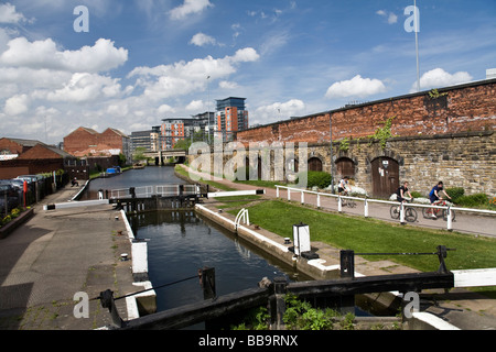 Schleuse am Leeds-Liverpool-Kanal bei Leeds-Kanal-Becken Stockfoto