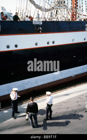 9. Mai 2009 - Polizei läuft eine Identitätsprüfung auf ein Besucher Landungsbrücken im Hamburger deutschen Hafen. Stockfoto