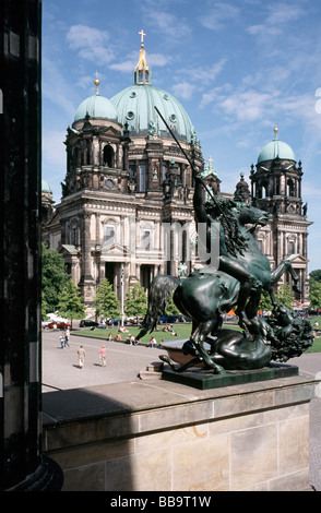 Albert Wolffs Reiterstatue von der Löwenkämpfer (Liontamer) am Eingang des alten Museum in Berlin. Stockfoto