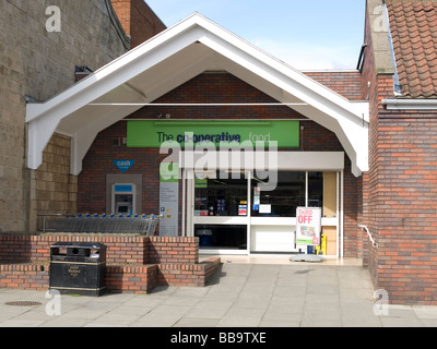 Eingang zu einem co-operative-Supermarkt mit Trolleys und ein Geldautomat Stockfoto