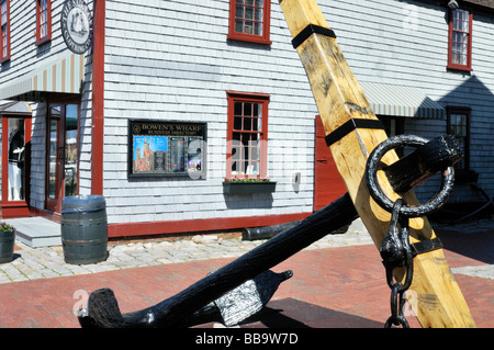 "Bowens Wharf" Einkaufsviertel am Hafen in "Newport Rhode Island" mit [alte Schiffe Anker] Stockfoto