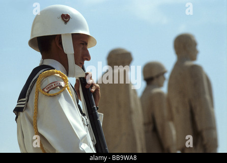 Ein Soldat und Steinstatuen am Anitkabir-Mausoleum von Atatürk, Ankara TK Stockfoto