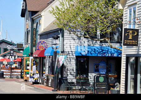 Einkaufsviertel rund um die bowens Wharf in Downtown Newport Rhode Island übersicht Storefronts und Schindeln & geschuppt Gebäude Stockfoto