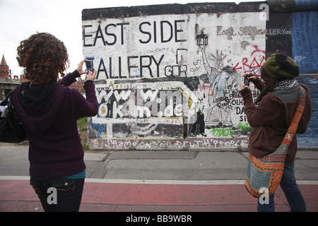 Touristen fotografieren mit Digitalkameras, der East Side Gallery auf der Berliner Mauer, Deutschland Stockfoto