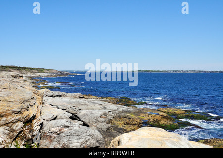 Malerische felsige Küstenlinie von Jamestown Rhode-island in Beavertail State Park Stockfoto