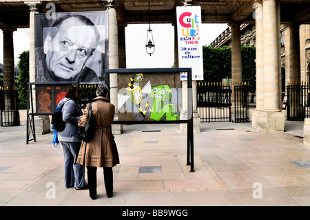 Paris Frankreich, Öffentliche Kunst, Zeitgenössische Skulpturen, Ausstellung in 'Palais Royale Gardens', 'Berliner Mauer', Menschen suchen, Stadtkunst paris Stockfoto