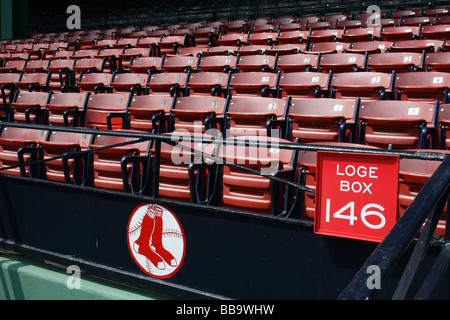 Leere Sitze im Bostoner Fenway Park. Stockfoto