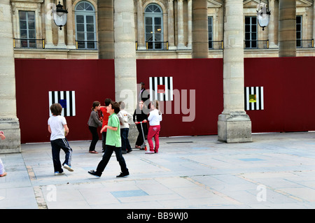 Paris Frankreich, französische Kinderfreunde spielen im öffentlichen Park, „Jardin du Palais Royale“, Urban Playground, Pariser Straßenszene, Jungs paris, Stockfoto