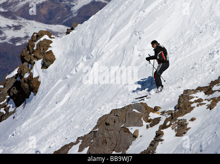 Mann Skifahren einen Abhang hinunter. La Parva, Chile, chilenischen Anden. Wanderweg Stockfoto