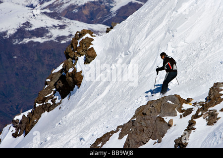 Mann Skifahren einen Abhang hinunter. La Parva, Chile, chilenischen Anden. Wanderweg Stockfoto