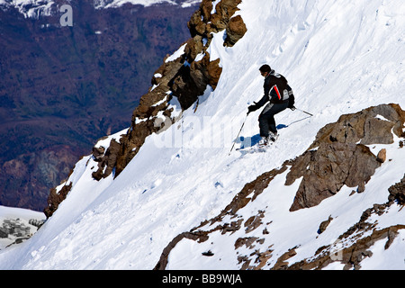 Mann Skifahren einen Abhang hinunter. La Parva, Chile, chilenischen Anden. Wanderweg Stockfoto