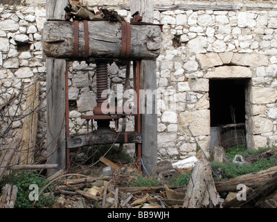 Zerstörte alte Presse verwendeten Probabli für Wein oder Öl-Produktion in seiner Zeit in dalmatinischen Dorf auf Peljesac Halbinsel Kroatien Stockfoto