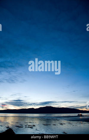 Angeln, Boot wieder am Ende des Tages und der Sonnenuntergang über Kapiti Island und Paraparaumu Beach Kapiti Küste North Island neue Z Stockfoto