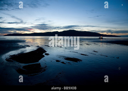 Angeln, Boot wieder am Ende des Tages und der Sonnenuntergang über Kapiti Island und Paraparaumu Beach Kapiti Küste North Island neue Z Stockfoto