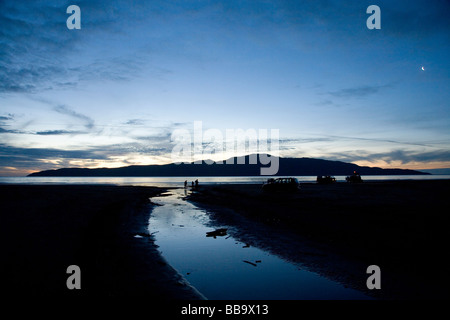 Sonnenuntergang über Kapiti Island und Paraparaumu Beach Kapiti Coast Nordinsel Neuseeland Stockfoto