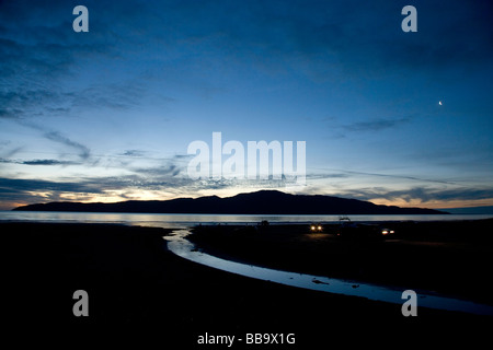 Angelboote/Fischerboote, die Rückkehr am Ende des Tages und der Sonnenuntergang über Kapiti Island und Paraparaumu Beach Kapiti Küste North Island neue Stockfoto