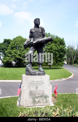 Bronzestatue von Gunnery Sergeant John Basilone, amerikanischen Kriegshelden, 2. Weltkrieg Weltkrieg II USMC, US-Marines Maschinengewehr Stockfoto