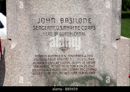 Inschrift am Granit-Sockel der Statue aus Bronze OfGunnery Sergeant John Basilone, Kriegsheld, WWII Weltkrieg WW2 US-Marines Stockfoto