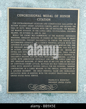 Bronzetafel auf Statue von John Basilone, Ratiran Boro, New Jersey, Somerset County NJ USA Vereinigte Staaten Marine Stockfoto