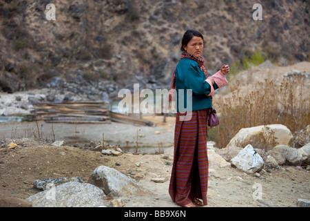 Frau zu Fuß auf der Straße in Bhutan Tracht, Thimphu Bhutan Süd Asia.90616 Bhutan Stockfoto