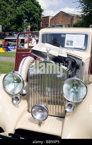 Menschen bewundern, eine 1937 Rolls-Royce 25/30 Hooper Limousine, Wallingford Classic-Rallye, Oxfordshire, Vereinigtes Königreich Stockfoto