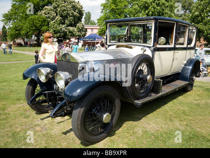 Eine Frau bewundert 1923 Rolls-Royce Silver Ghost Oldtimer bei Wallingford Oldtimer-Rallye, Oxfordshire, Vereinigtes Königreich Stockfoto