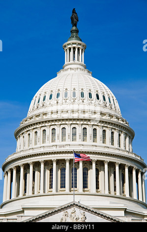 WASHINGTON, DC, Vereinigte Staaten – das Kapitol der Vereinigten Staaten steht am Capitol Hill, dessen berühmte Kuppel sich zwischen dem Flügel des Senats und des Repräsentantenhauses erhebt. Dieses neoklassizistische Meisterwerk, Heimat des US-Kongresses, dominiert die Skyline von Washington DC und ist ein Symbol für die amerikanische Demokratie und Regierungsführung. Die markante Silhouette des Gebäudes ist schon seit vielen Kilometern zu erkennen und verkörpert das gesetzgeberische Herz der Nation. Stockfoto