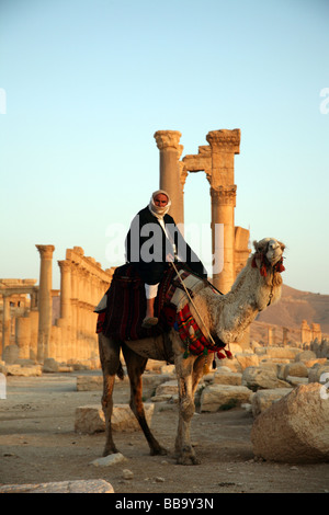 Colonnaded Straße Palmyra Syrien mit einem Kamelreiter im Vordergrund Stockfoto