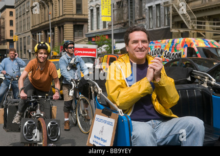 Norman Siegel in einer Rikscha fahren und Werbetätigkeit für das Büro der New York Public Advocate. Stockfoto