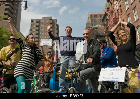 Normale Siegel, Kandidat für NYC Public Advocate mit Radfahrern für Siegel auf dem Tribeca Film Festival Street Fair. Stockfoto