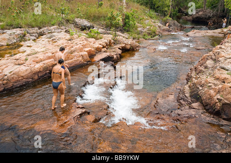 Touristen, die Schwimmen im Buley Rockhole im Litchfield Nationalpark, Northern Territory, Australien Stockfoto