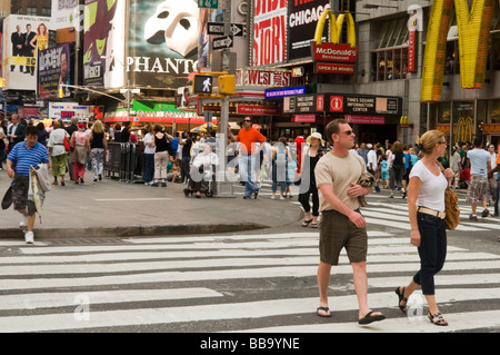 24. Mai 2009 genießen Touristen und Passanten neue Auto freien Abschnitt des Broadway, am Times Square Stockfoto
