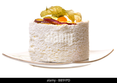 Ein Stück Kuchen mit Obst und Schaum isoliert auf weißem Hintergrund Stockfoto