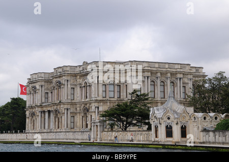 Beylerbeyi-Palast auf der asiatischen Seite des Bosporus wurde 1865 fertiggestellt und vom Sultan Haus Besuchern verwendet. Stockfoto