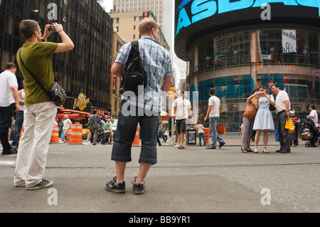 24 Mai 2009 genießen Touristen neue Auto freien Abschnitt des Broadway, am Times Square Stockfoto