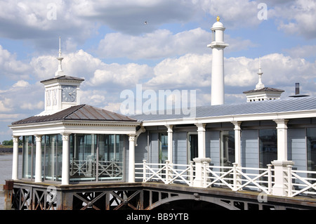 Stadt Gravesend Pier, Gravesend, Kent, England, Vereinigtes Königreich Stockfoto