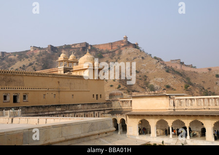 Die Wände der Jaigar Festung auf dem Hügel oberhalb der Amber Fort. Amber, Jaipur, Rajasthan, Republik Indien. Stockfoto