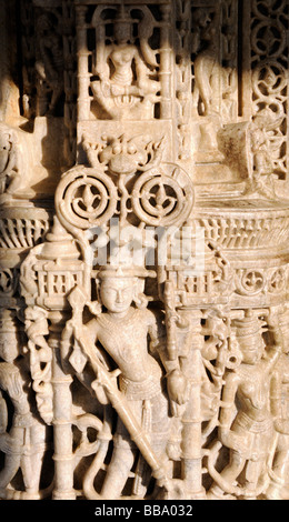 Kunstvoll geschnitzten Marmor Mauerwerk im Chaumukha-Tempel, der Haupttempel in den Komplex der Jain-Tempel von Ranakpur. Stockfoto