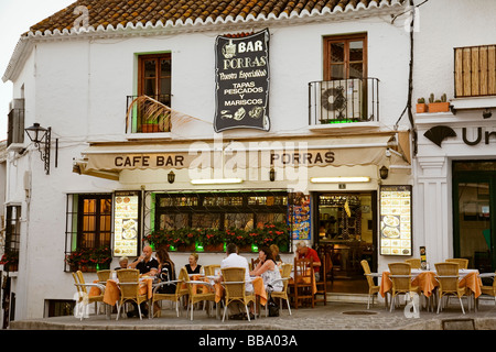 Terrasse einer Bar bei Sonnenuntergang in das weiße Dorf Mijas Malaga Andalusien Spanien Stockfoto