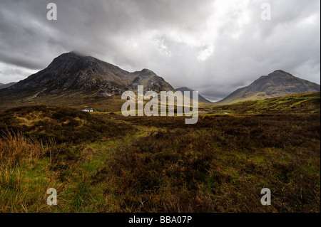 Buachaille Etive Mor Lairig Gartain pass und Buachaille Etive Beag aus Altnafeah am Rande des Rannoch Moor betrachtet Stockfoto