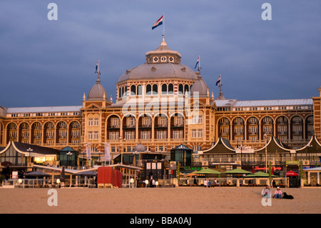 Steigenberger Kurhaus Hotel bei Sonnenuntergang, Strand von Scheveningen, Den Haag, Niederlande Stockfoto